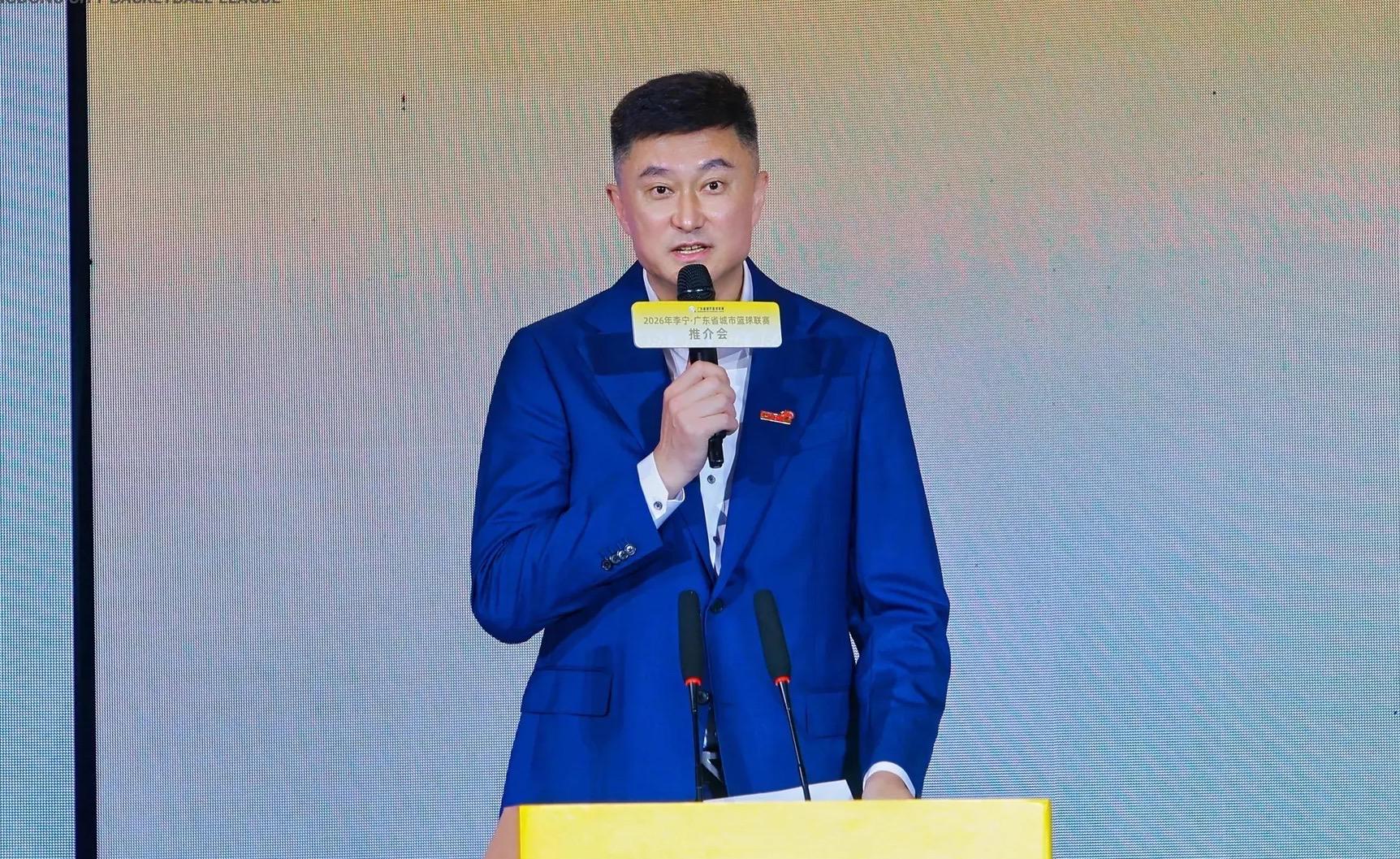 痛失好局，瑞士主帅雅金在球队被卡塔尔绝平后怒摔水瓶