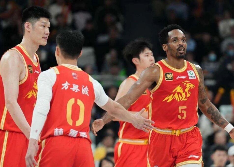 克拉克加公开赛穿球衣遭嘘仍抓鸟