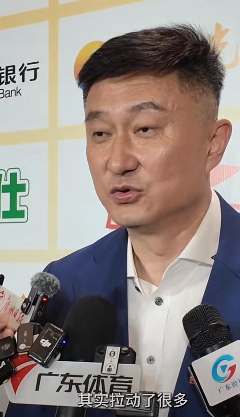 痛失好局，瑞士主帅雅金在球队被卡塔尔绝平后怒摔水瓶