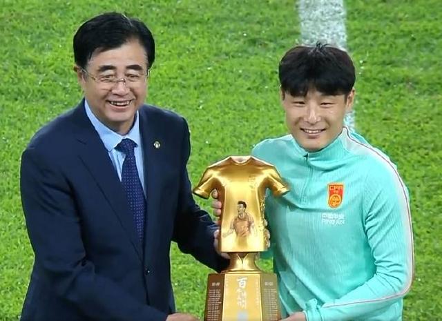 罗马诺：纽卡接近签下阿贾克斯18岁中场斯图尔，总价超2500万欧