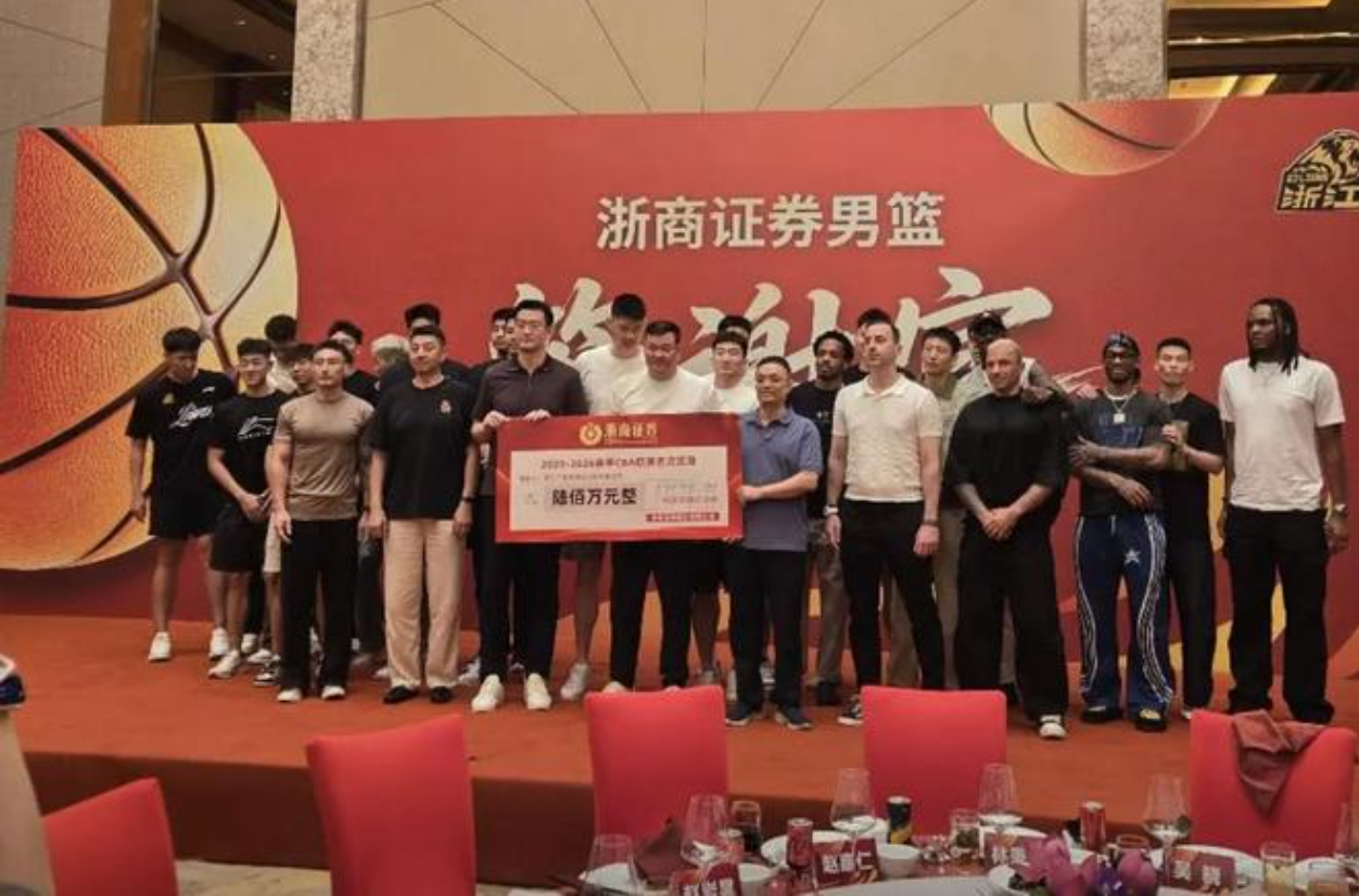饿了？拉门斯被拍到在比利时替补席啃苹果