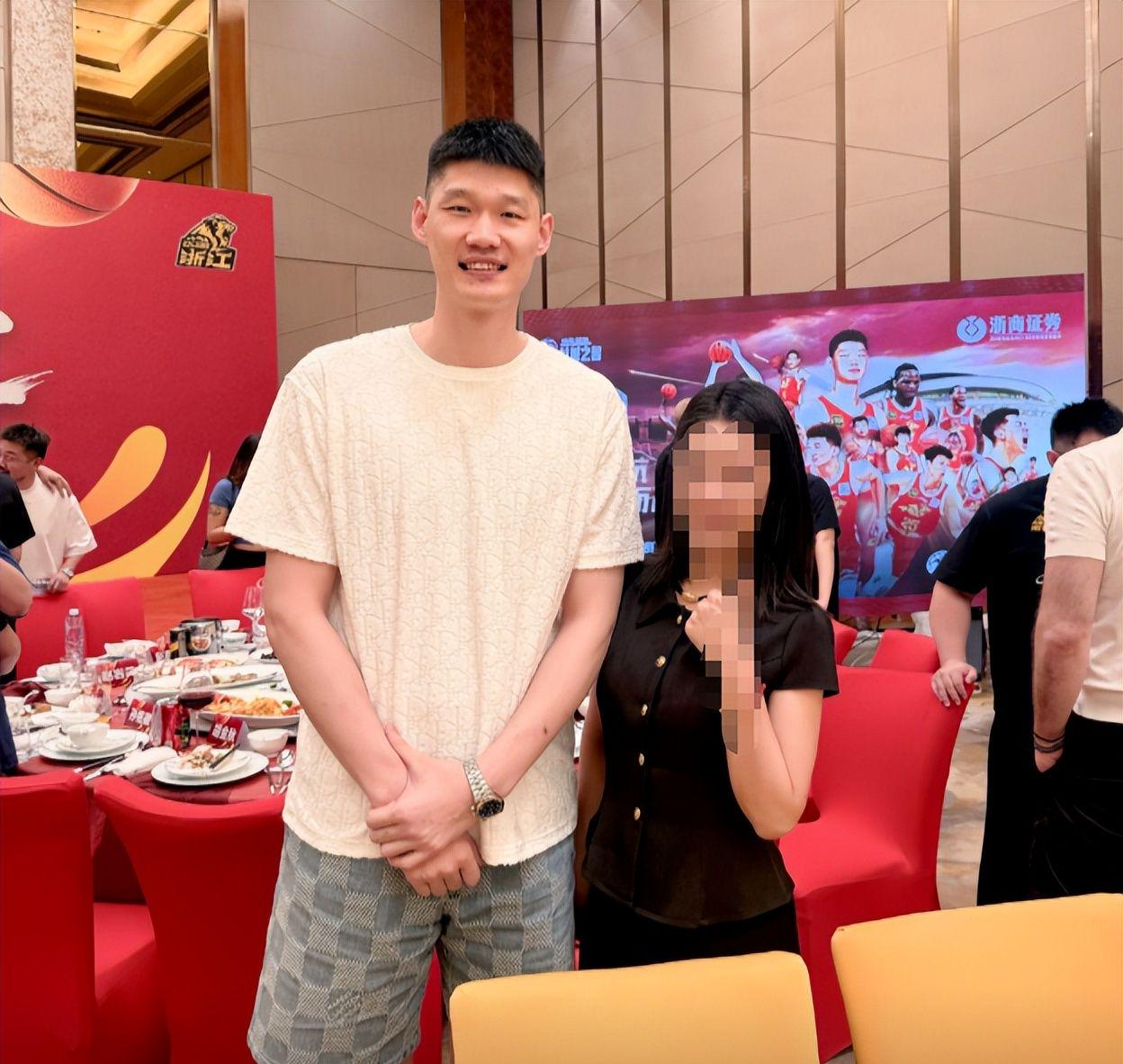 下滑得有点那快，卡塞米罗3次被过全场最高+5次丢失球权