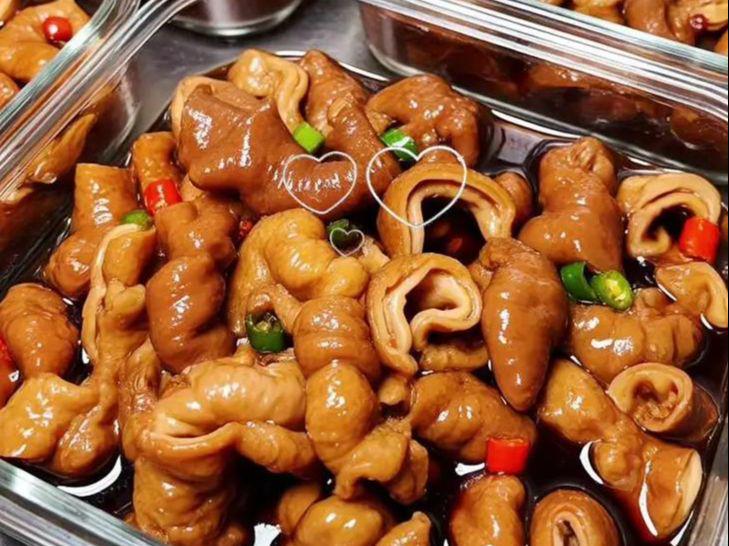 饿了？拉门斯被拍到在比利时替补席啃苹果