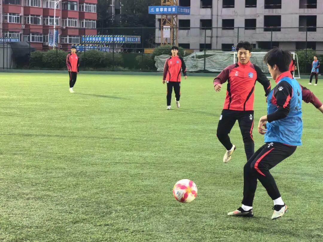 贝尔萨定妆照看向地面引争议，博主：因为他觉得自己不是模特