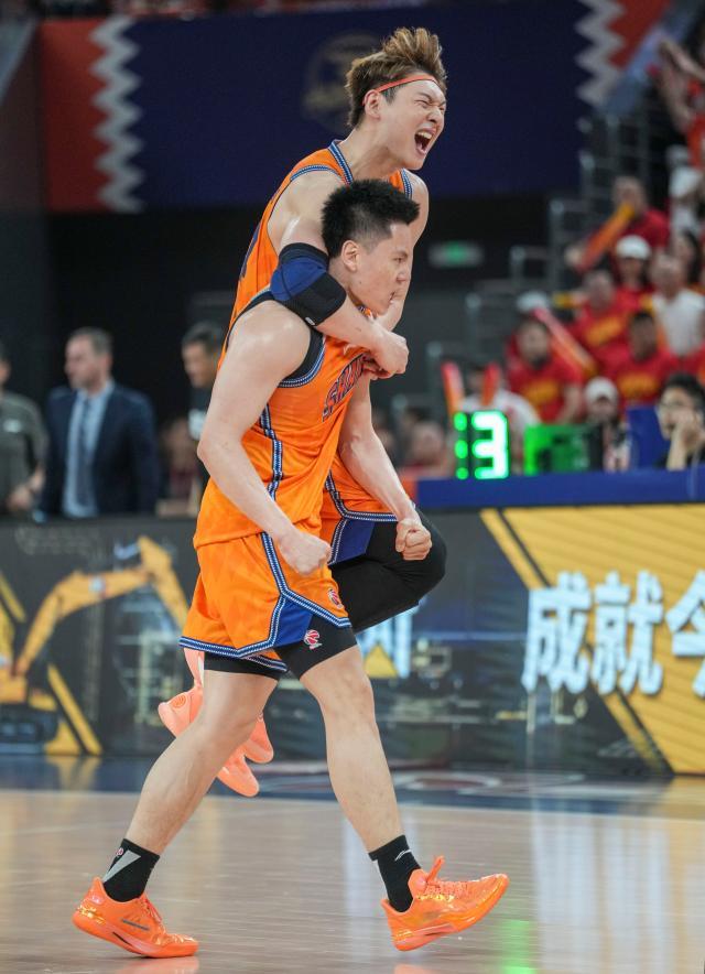 爆了！爆了！文班5年3亿！福克斯离队去尼克斯庆祝！