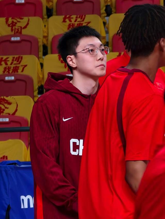 尼克斯队时隔53年NBA再夺冠，中锋罗宾逊晒比赛前酒店抓蛇视频