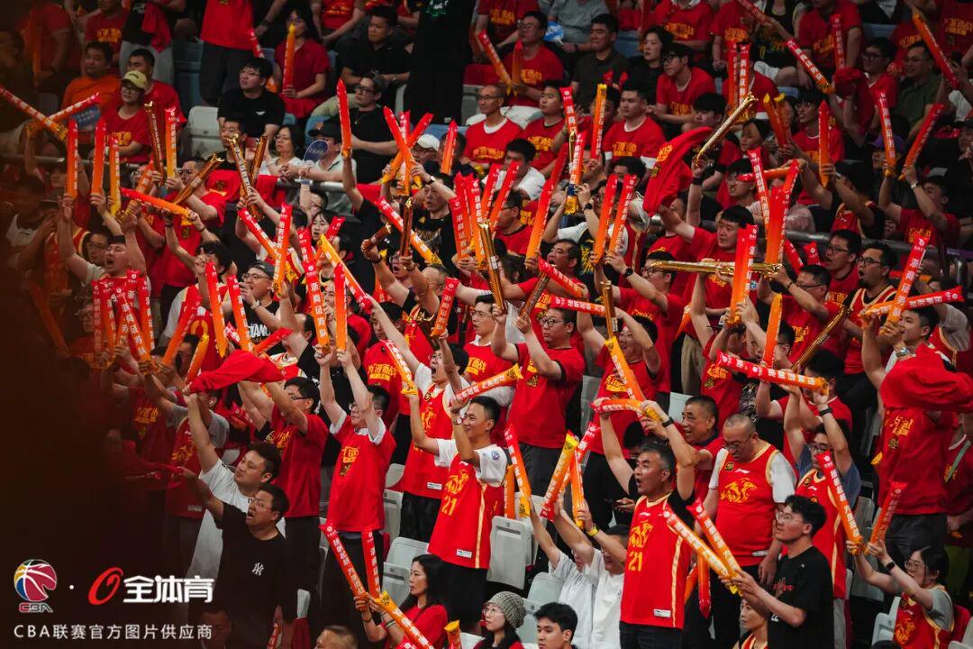 火箭两年合同签下签湖人后场大闸，他们并没有使用全额中产特例？