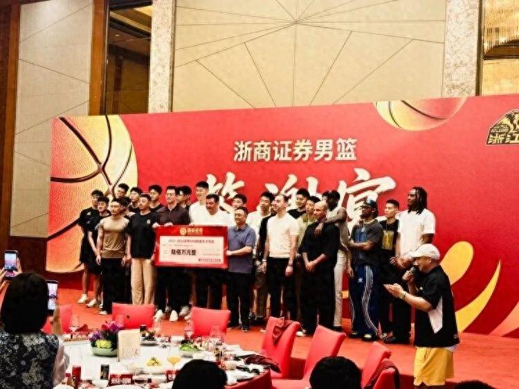 24小时概率涨5倍，超热火成第一下家，绿军追字母哥这事疑点太多