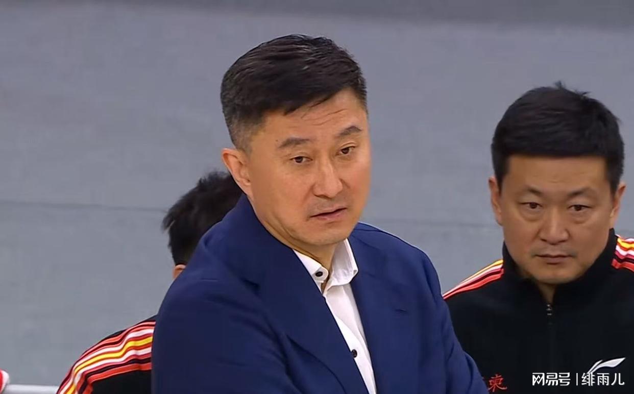 马刺领先16分半场被追到仅领先5分 文班9+9+5帽布伦森16分