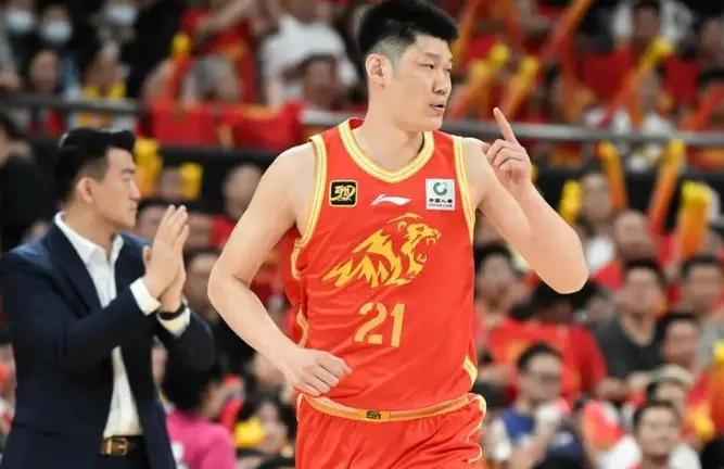 火箭两年合同签下签湖人后场大闸，他们并没有使用全额中产特例？