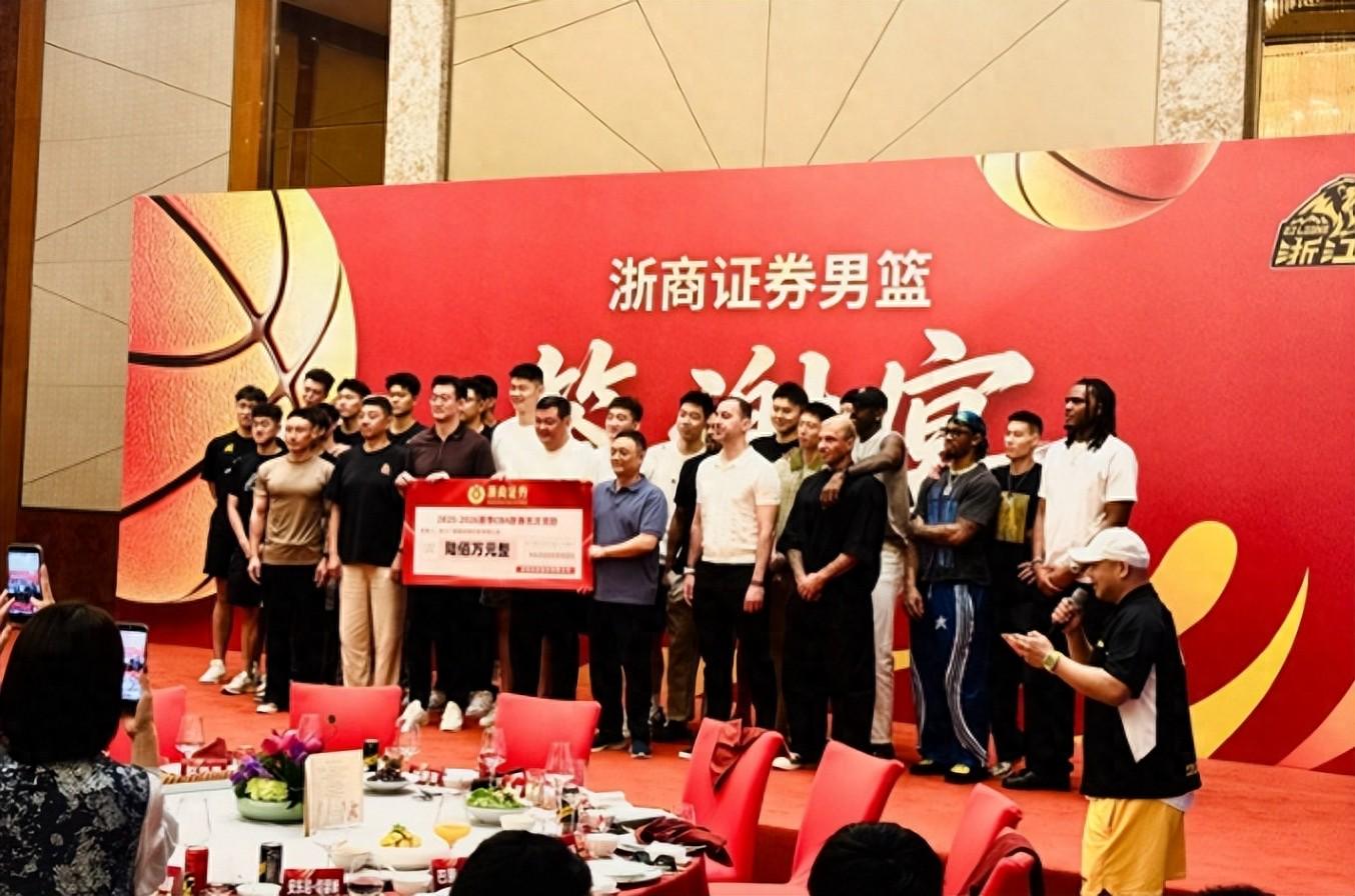 天才的陨落！20岁创三双纪录，21岁成得分王，22岁无球可打