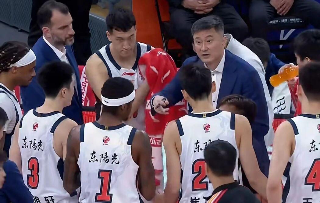 马刺主帅谈福克斯被批评：我不看社媒也不在乎，对他有100%信心