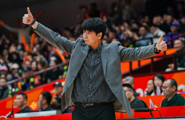 NBA官方晒总冠军定妆照：尼克斯17人出镜 索汉和杰米森没拍上？