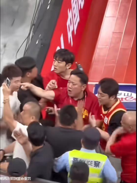 西蒙斯赌詹皇今夏签约勇士