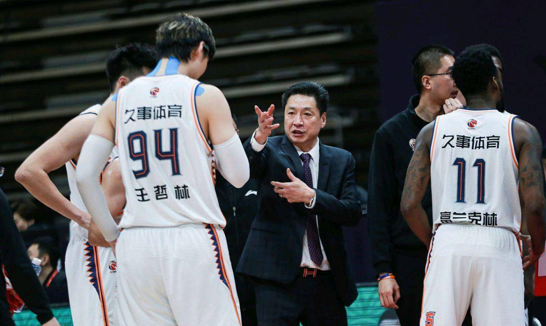 米奇：福克斯明天比赛最后时刻依然会拿球 并且我对他充满信心