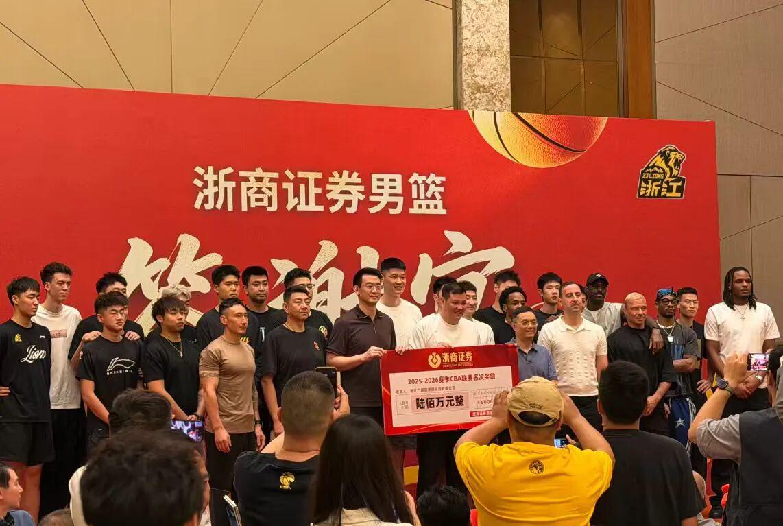 布伦森独扛45分！尼克斯时隔53年再捧NBA总冠军奖杯