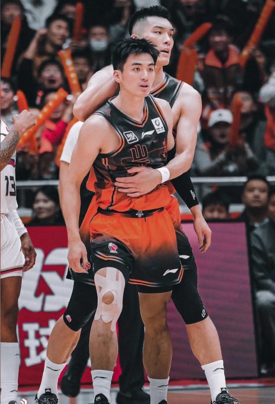 哈勒斯登男孩距NBA冠军一步之遥，已成系列赛标志