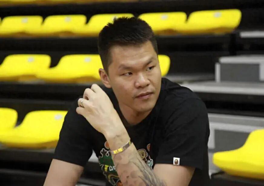 至于吗？马刺老板儿子社媒评论，提醒福克斯妻子即将卷铺盖走人