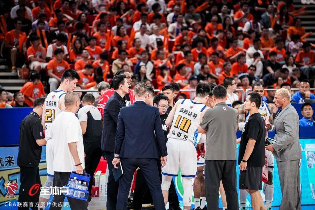 曝绿军追字母哥三方交易存硬伤