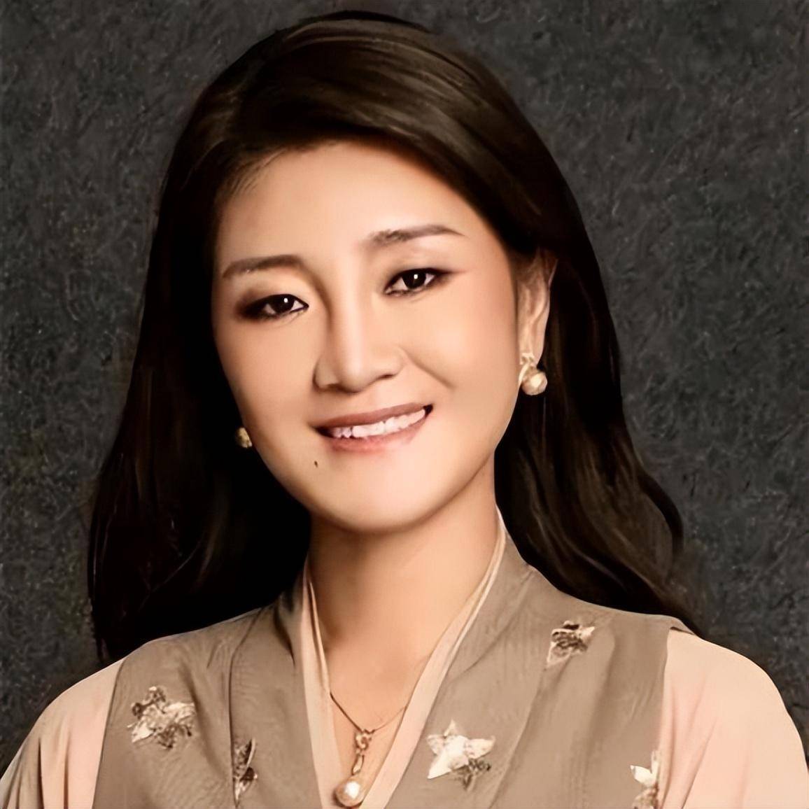 郑钦文逆转萨卡里终结连败，心态蜕变守住草地首胜