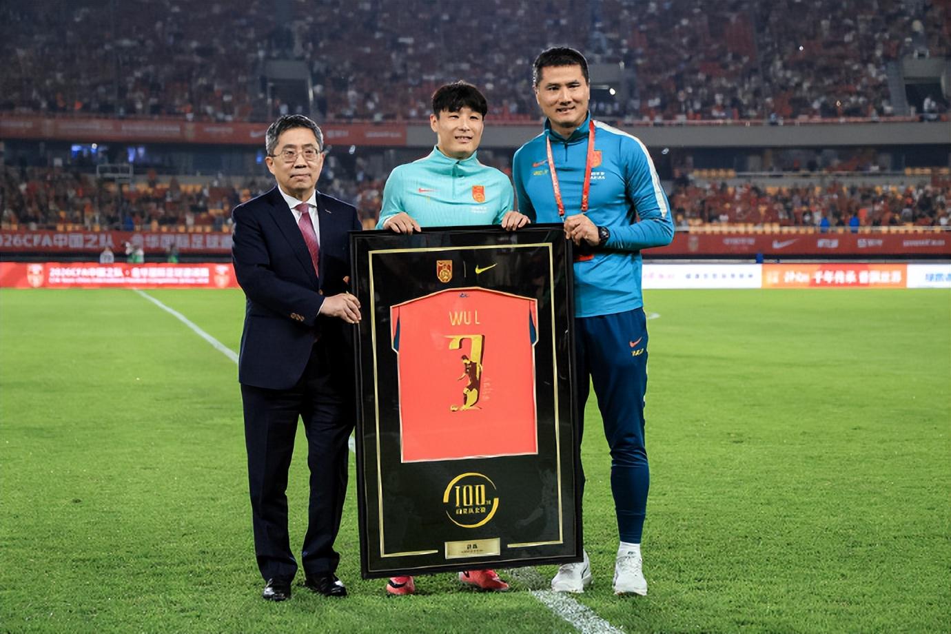 罗马诺：纽卡接近签下阿贾克斯18岁中场斯图尔，总价超2500万欧
