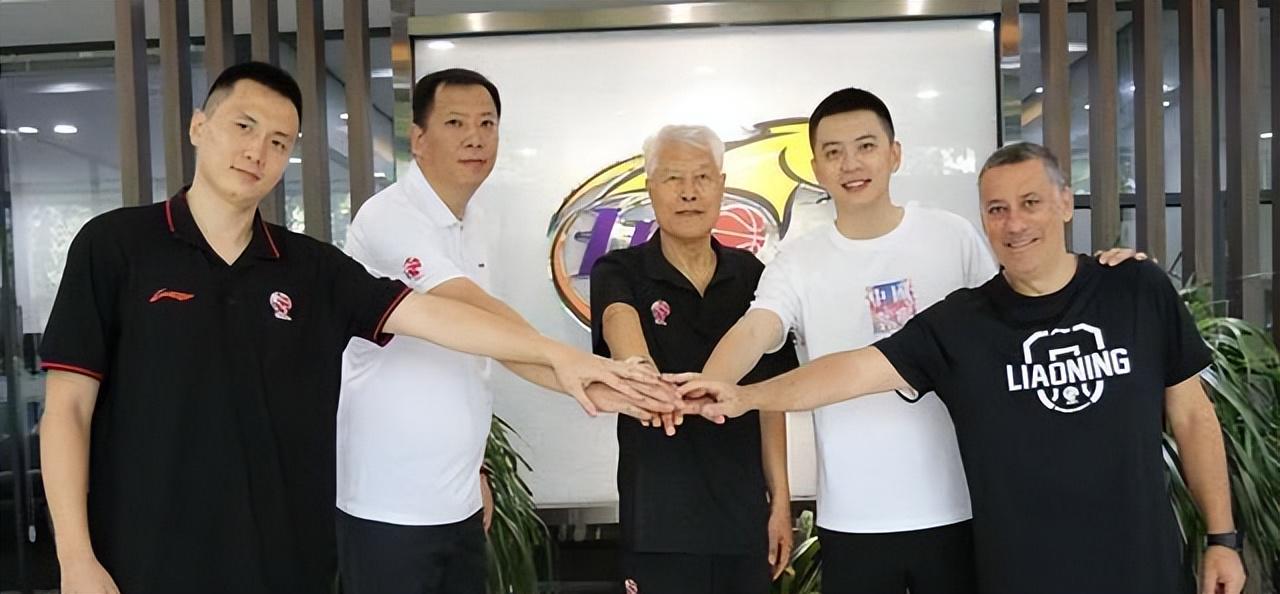 贝尔萨定妆照看向地面引争议，博主：因为他觉得自己不是模特