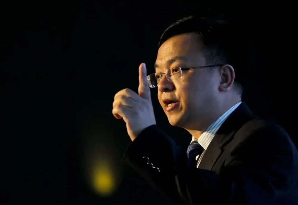 痛失好局，瑞士主帅雅金在球队被卡塔尔绝平后怒摔水瓶